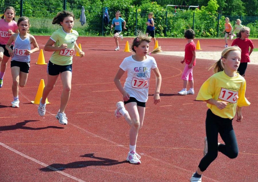 Bild: W9 mit Elan beim 800 m Lauf