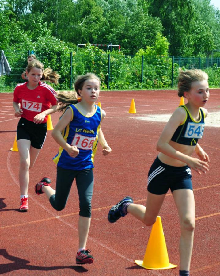 Bild: Gewann nach 50 m auch über 800 m Isabel Eichler LSV hinter Jasmin Beer TSG in Lauerposition