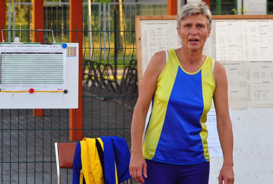 Bild: Kreismeisterschaftsinfo im Hintergrund- Sigrid Böse setzte 4 neue Bestmarken in der W50