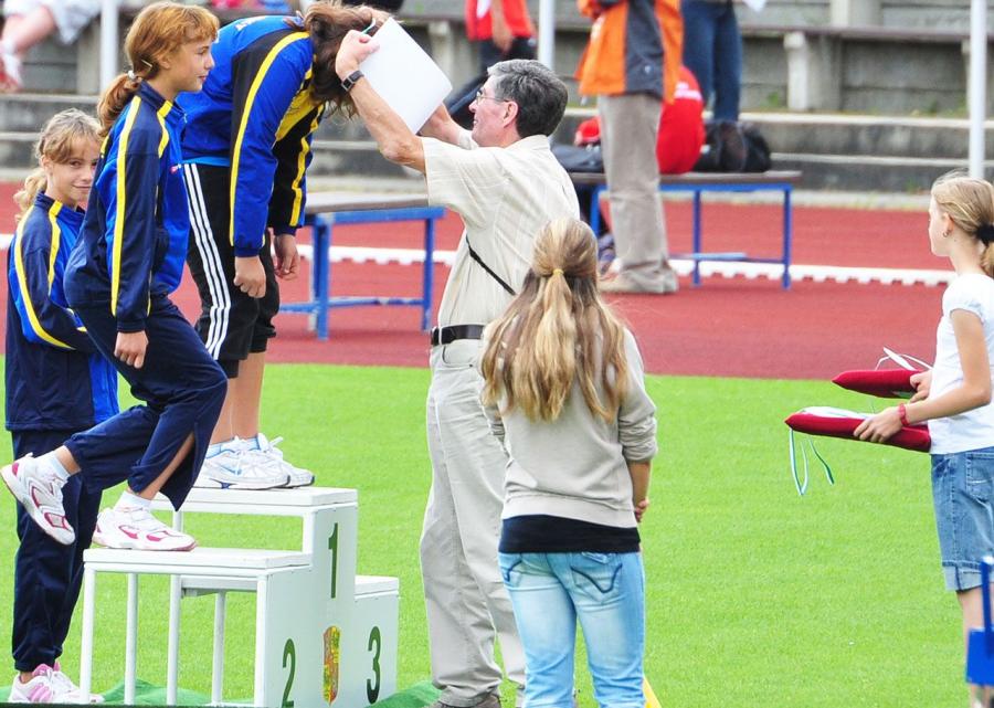 Bild: Die erste Siegerehrung des Tages- dreifach Erfolg für die Nieskyer Mädchen im Kugelstoßen W12