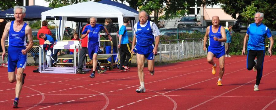 Bild: die Senioren der Altersklassen 65 bis 75 hier beim 100 m Sprint prägten die LM im Zehnkampf nachhaltig und waren ein Vorbild für alle jüngeren Altersklassen