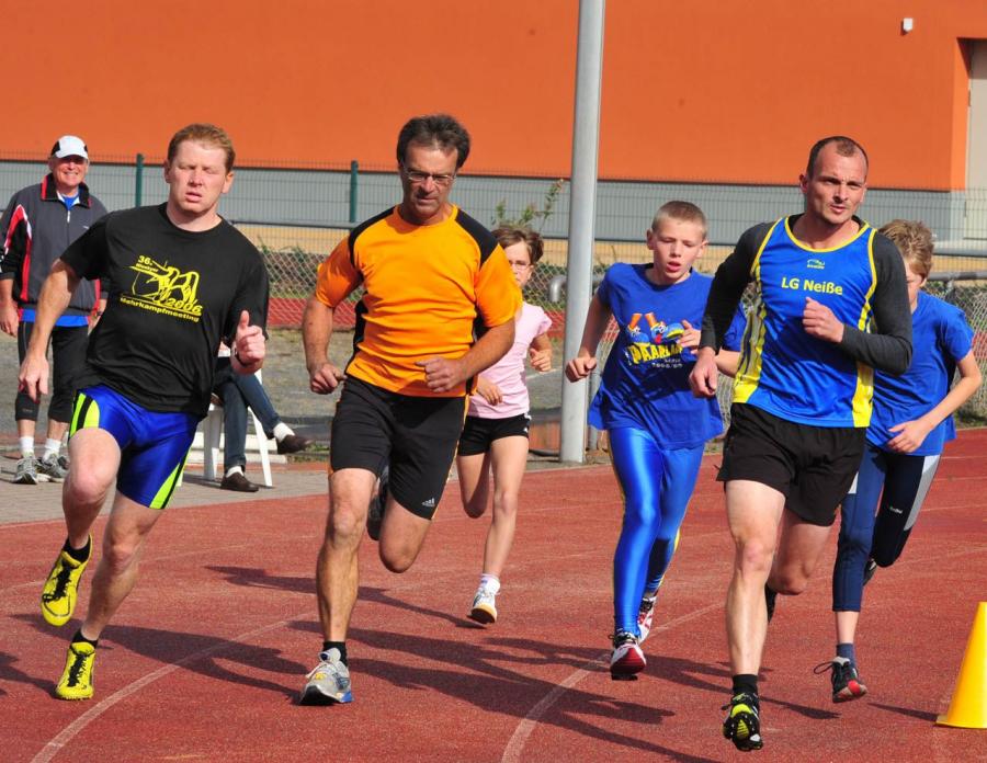 Bild: Start zum ersten Lauf Rechts der Sieger über 3000 m Andreas Geisler von Turbine Zittau