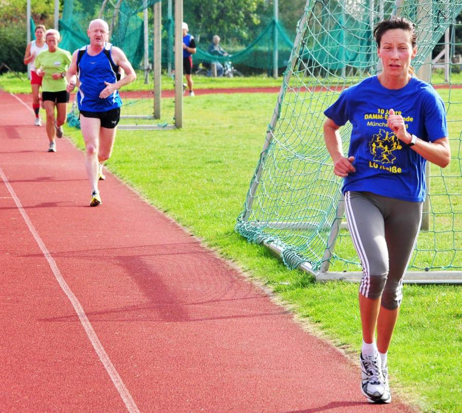 Bild: Christiane Wende auf dem Weg zum neuen 5000 m Kreisrekord der W45