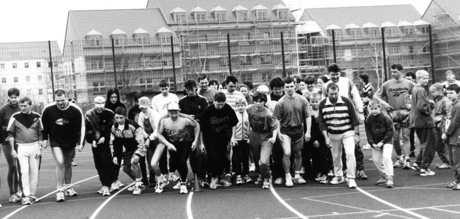Bild: 1996 - Start zur ersten Serienwertung auf dem neuen Sportplatz des Nieskyer Gymnasium