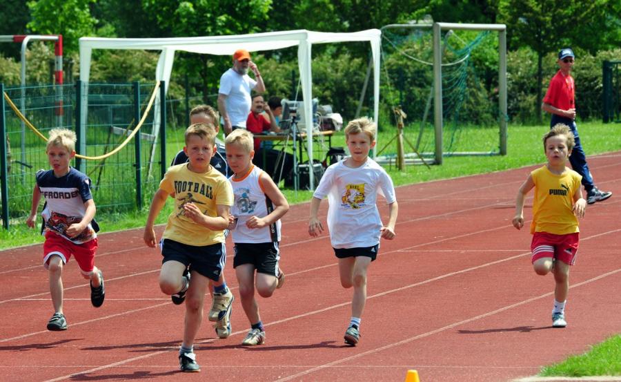 Bild: Pünktlich nach Zeitplan beendeten die Jungen AK 8 um 12 Uhr die Wettkämpfe mit dem 1000 m Lauf