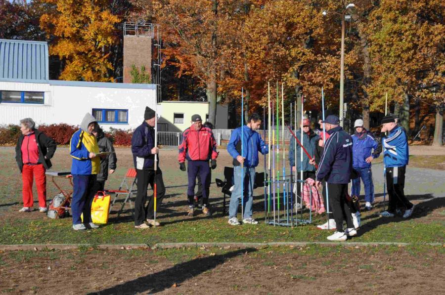 Bild: Riege 2 - M60 bis M80 und Seniorinnen bei der Speerwurfvorbereitung