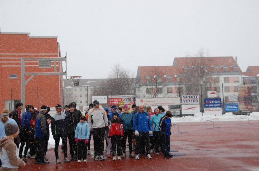 Bild: Der Start zum 30-minütigen Schneeregenpaarlauf