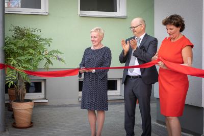 Feierliche Er&ouml;ffnung des neuen Schulungszentrums. Von links: Staatssekret&auml;rin Dr. Carolin Schilde, IFN Direktor Dr. Markus Jung und Pr&auml;sidentin des Landtages Britta Stark  (Bild vergr&ouml;&szlig;ern)