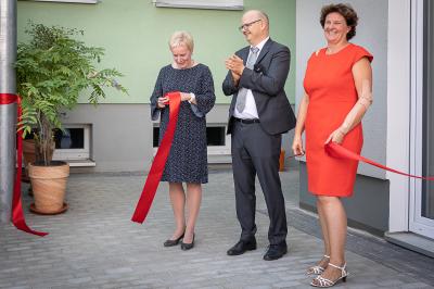 Feierliche Er&ouml;ffnung des neuen Schulungszentrums. Von links: Staatssekret&auml;rin Dr. Carolin Schilde, IFN Direktor Dr. Markus Jung und Pr&auml;sidentin des Landtages Britta Stark (Foto: Dr. Anja Peters, IFN)  (Bild vergr&ouml;&szlig;ern)
