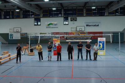Vorschaubild: Links im Bild: Jens Poprawa, Präsident des VC Hila, in der Reihe von links nach rechts: Holger Obst, Bürgermeister von Hildburghausen, Björn Petersen, Vizepräsident des Thüringer Volleyballverbands, Stefan Müller, Vizepräsident des KSB Hildburghausen, Ulrich Hofmann, Vereinsberater KSB Hildburghausen, Steffen Thein und Birger Kemmerzehl, Geschäftsführer WEGRA GmbH Westenfeld, Marcus Lichtenecker, Geschäftsführer Forellenhof Themar