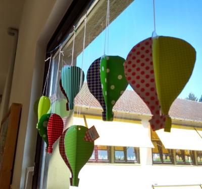 Weltreise AG: Hei&szlig;luftballons basteln 
