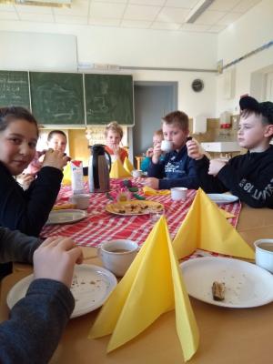 Weltreise AG: Cr&ecirc;pes und Milchkaffee (Caro- Kaffee) in Frankreich 