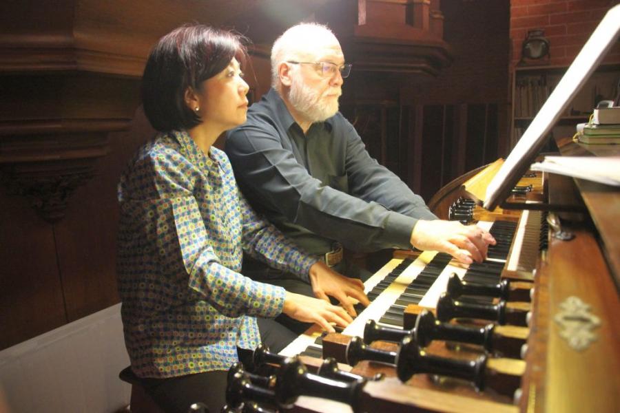 Bild: Aya Yoshida und Thomas Meyer-Fiebig aus Japan an der Buchholz-Grüneberg-Orgel in St. Bartholomaei