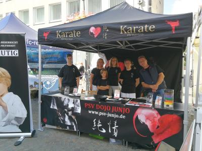 unser neuer Stand mit einigen Helfern 