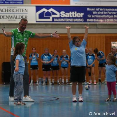 Die Zuschauer jubeln, die Kinder winken 