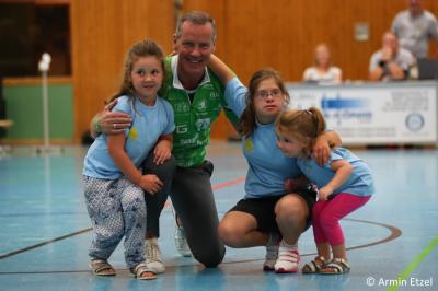 Paula, Maja und Clara posieren mit Henri Maske 