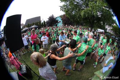 Fahrer und Zuschauer feiern denn gelungenen Tag mit einer Polonaise durch den Schlosspark 