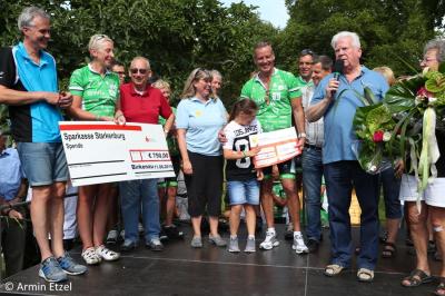 &Uuml;bergabe der gesammelten Spenden des TSV Birkenau (750,- Euro) von Wir DABEI! (10.000 Euro) an Petra Behle und Henri Maske. Organisatoren Rolf und Rosi Bohrer danken allen Unterst&uuml;tzern 