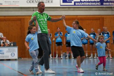 Die Kinder freuen sich, dass sie mit Henri Maske einlaufen d&uuml;rfen 