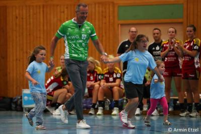 Paula, Maja und Clara laufen mit Henri Maske beim Benefizspiel der Frauen des TSV Birkenau gegen die HSG Bensheim/ Auerbach ein 