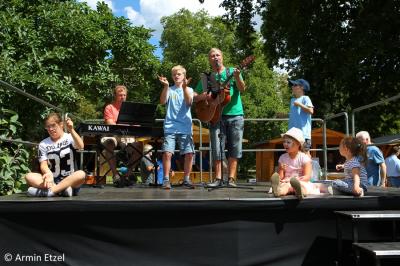 Auftritt von einigen &bdquo;Wir DABEI!&ldquo;-Kids mit Michael B&ouml;hler und Volker Halblaub im Schlosspark mit dem Lied &bdquo;Dabei sein&ldquo; 