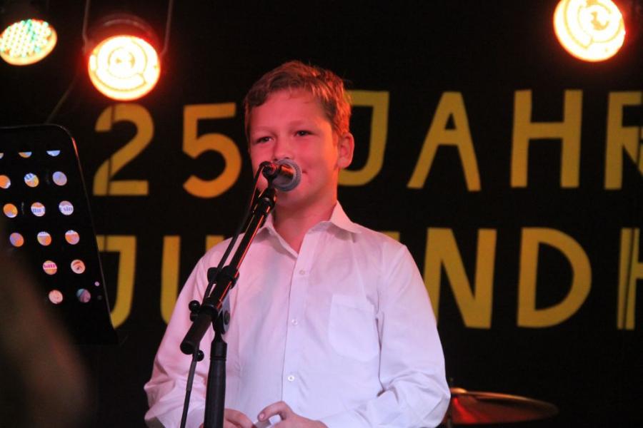 Bild: Maxim Piehl sang für die Gäste ein Herbstlied.