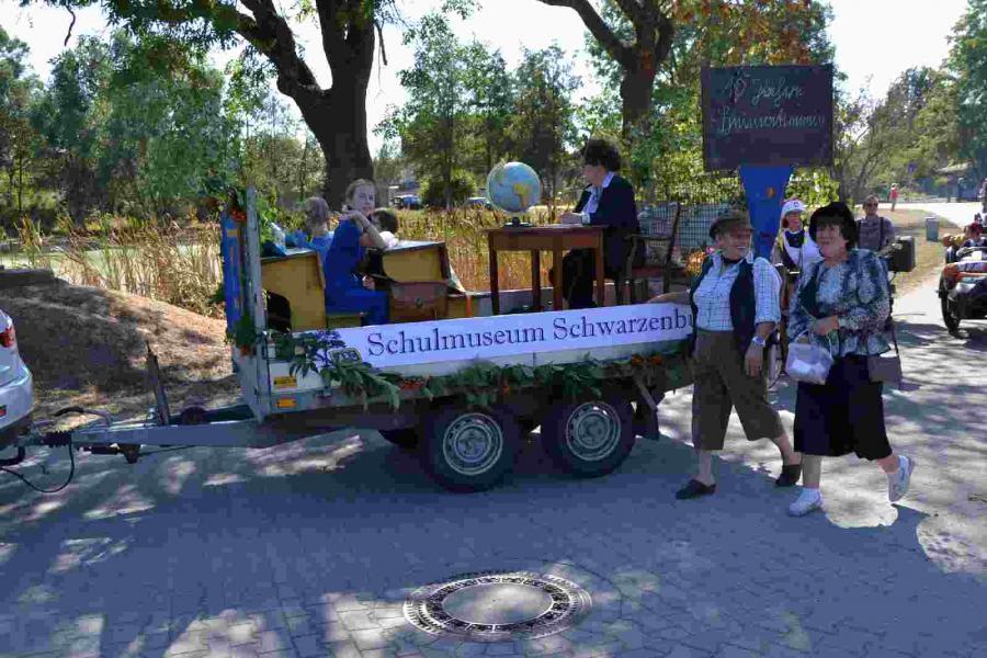 Bild: Die Lehrerin und die Schüler dürfen die ganze Zeit sitzen.