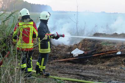 Foto des Albums: Einsatz FEU K - brennt größerer Reethaufen