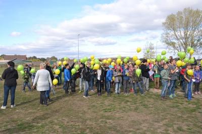 Vorschaubild: Gruppenfoto, Schülerinnen und Schüler halten Luftballons in der Hand