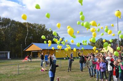 Vorschaubild: Gruppenfoto, Schülerinnen und Schüler lassen Luftballons steigen
