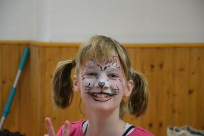 Vorschaubild: eine Schülerin mit Gesichtsbemalung wie eine Katze