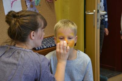 Vorschaubild: Mama schminkt Schüler das Gesicht