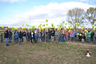 Vorschaubild: Gruppenfoto, Schülerinnen und Schüler halten Luftballons in der Hand