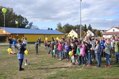Vorschaubild: Gruppenfoto, Schülerinnen und Schüler lassen Luftballons steigen