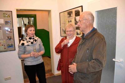 Frau und Herr Gro&szlig;e bestaunen die neuen Vitrinen  (Bild vergr&ouml;&szlig;ern)