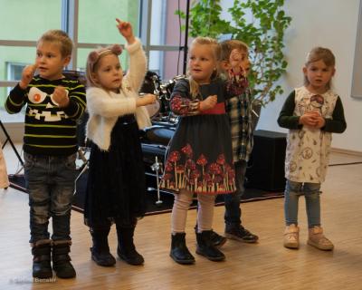 Foto des Albums: Lübzer Schüler präsentieren unterhaltsames Programm