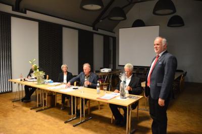 Vorschaubild: Auch Landrat Herbert Eckstein bedankt sich bei allen Vorstandsmitgliedern für die gute Arbeit