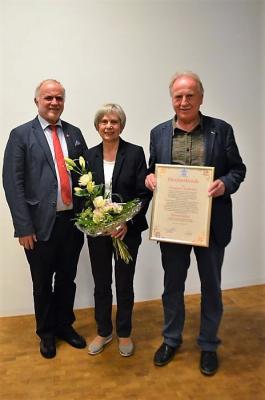 Vorschaubild: Landrat Herbert Eckstein und Vorsitzender Bernhard Böckeler mit dem neuen Ehrenmitglied