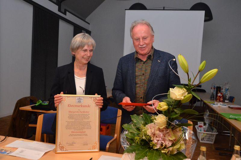 Bild: Bernhard Böckeler hält die Laudatio für das neue Ehrenmitglied Grete Farsbotter