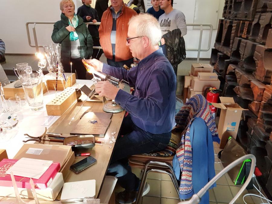 Bild: Frank Ballowitz beim Glasblasen