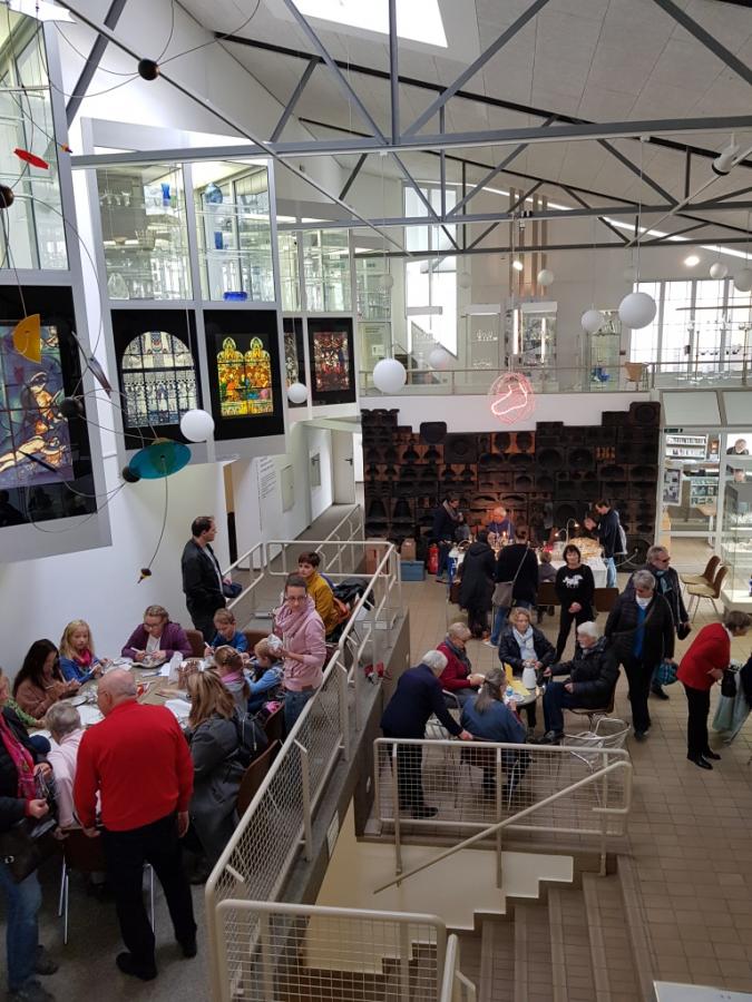 Bild: Viele Besucher bei der Wiedereröffnung