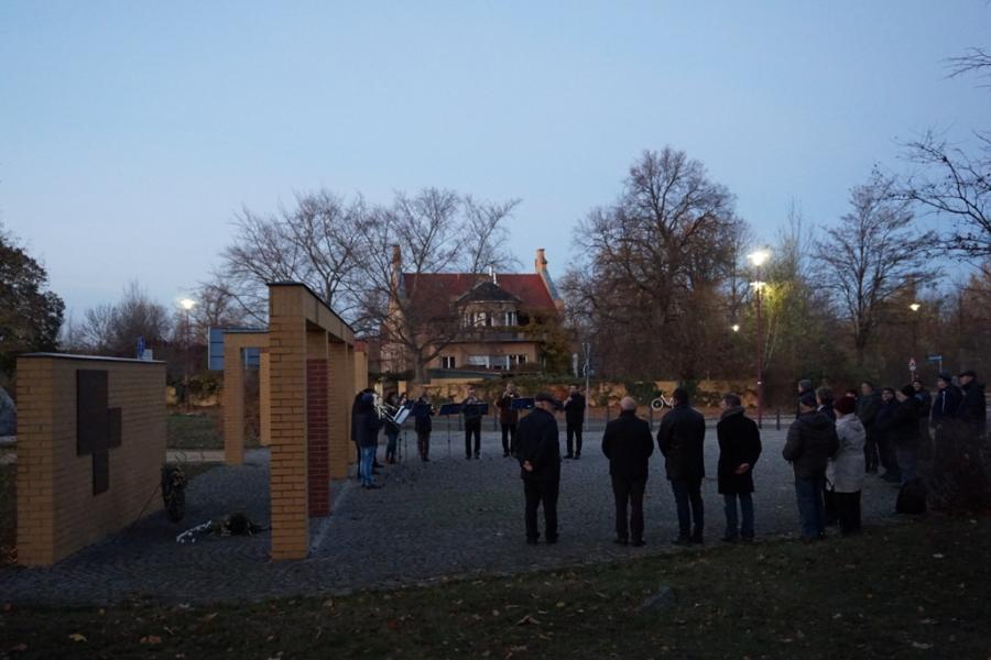 Bild: 17.11.2018 Vertreter der SVV, der Kirchen und Bürgerinnen und Bürger gedenken der Opfer