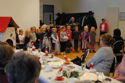 Foto des Albums: Ehemalige Mitarbeiter feiern märchenhaften Kaffeenachmittag