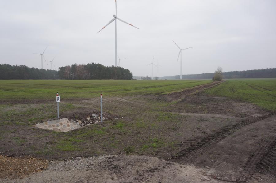 Bild: Graben vom Radweg Richtung Windpark
