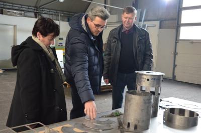 BPR Blech- und Profilbearbeitungs GmbH Ruhland: Gesch&auml;ftsf&uuml;hrer Dirk Henke (Mitte) pr&auml;sentiert Landrat Siegurd Heinze (r.) und B&auml;rbel Weihmann vom Bereich Wirtschaftsf&ouml;rderung der Kreisverwaltung (l.) Beispiele des umfangreichen Angebotssortiments. Foto: Landkreis  (Bild vergr&ouml;&szlig;ern)