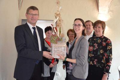 Markt 15 G&auml;stehaus Senftenberg: OSL-Landrat Siegurd Heinze (l.) und B&auml;rbel Weihmann vom Bereich Wirtschaftsf&ouml;rderung der Kreisverwaltung OSL (2.v.l.) gratulieren Rebecca Bartsch (3.v.r.) und Gisa (r.) und Carsten Bartsch (2.v.r.) nachtr&auml;glich zur Er&ouml;ffnung, 3.v.l. Teresa Stein, 1. Beigeordnete der Stadt Senftenberg. Foto Landkreis  (Bild vergr&ouml;&szlig;ern)