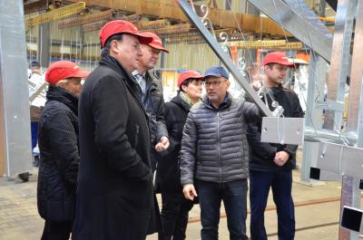 WIEGEL Lauchhammer Feuerverzinken GmbH: Werksleiter Frank H&auml;nsch (2.v.r.) mit seinen Besuchern beim Rundgang durch die Werkshalle: Wirtschaftsf&ouml;rderin Rotraud K&ouml;hler, Lauchhammers B&uuml;rgermeister Roland Pohlenz, Landrat Siegurd Heinze, B&auml;rbel Weihmann vom Bereich Wirtschaftsf&ouml;rderung der Kreisverwaltung und Stephan Hornak, Leiter B&uuml;ro Landrat (v.l.n.r.). Foto: Landkreis  (Bild vergr&ouml;&szlig;ern)
