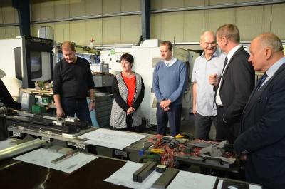 Formen- und Musterbau GmbH Schwarzheide: OSL-Landrat Siegurd Heinze (2.v.r.) im Gespr&auml;ch mit den Gesch&auml;ftsf&uuml;hrern Klaus Panser (3.v.r.) und Dieter Speckhardt (l.), B&auml;rbel Weihmann vom Bereich Wirtschaftsf&ouml;rderung der Kreisverwaltung OSL (2.v.l.), Stephan Hornak, Leiter B&uuml;ro Landrat (3.v.l.), Manfred Richter, stellvertretender B&uuml;rgermeister und Fachbereichsleiter Haupt- und Ordnungsamt Schwarzheide (r.). Foto Landkreis  (Bild vergr&ouml;&szlig;ern)
