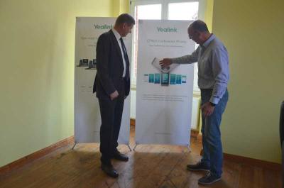 COMPLUS Generaldistribution GmbH: OSL-Landrat Siegurd Heinze (l.) im Gespr&auml;ch mit Gesch&auml;ftsf&uuml;hrer Michael Andree (r.). Foto Landkreis  (Bild vergr&ouml;&szlig;ern)
