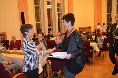 Britta Wilk-Sch&ouml;lzke ist im Familiencaf&eacute; im Falkenhorst t&auml;tig und wird f&uuml;r ihre offene und freundliche Art von Jung und Alt sehr gesch&auml;tzt.  (Bild vergr&ouml;&szlig;ern)